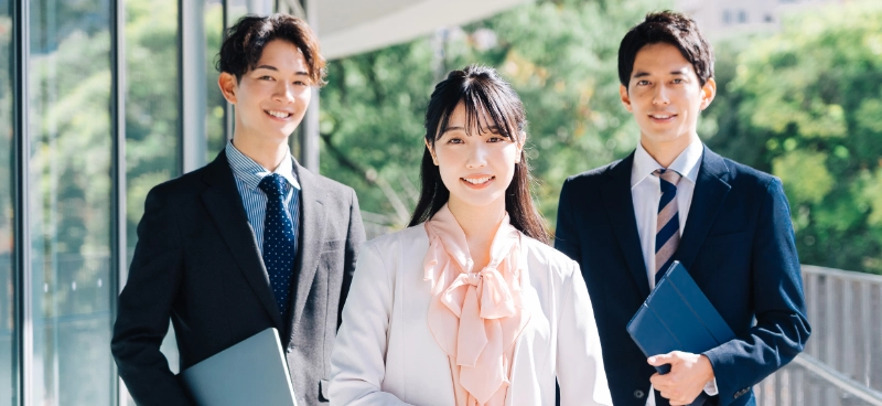 グループ各社の人事・経理・総務などバックオフィス業務を代行し、業務効率化と安定運用を支援します。